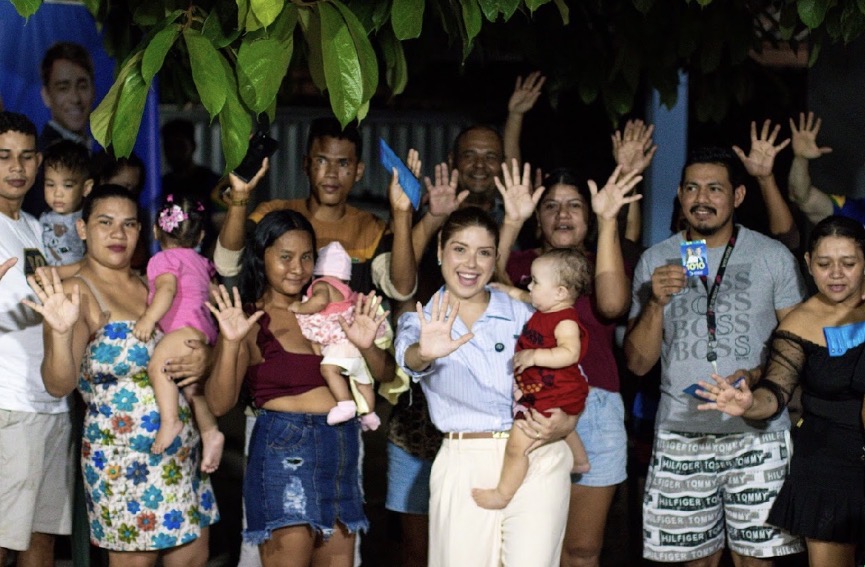 Athally com famílias e moradores de uma comunidade