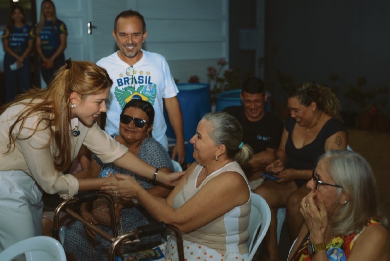 Athally conversa com moradoras durante visita à comunidade