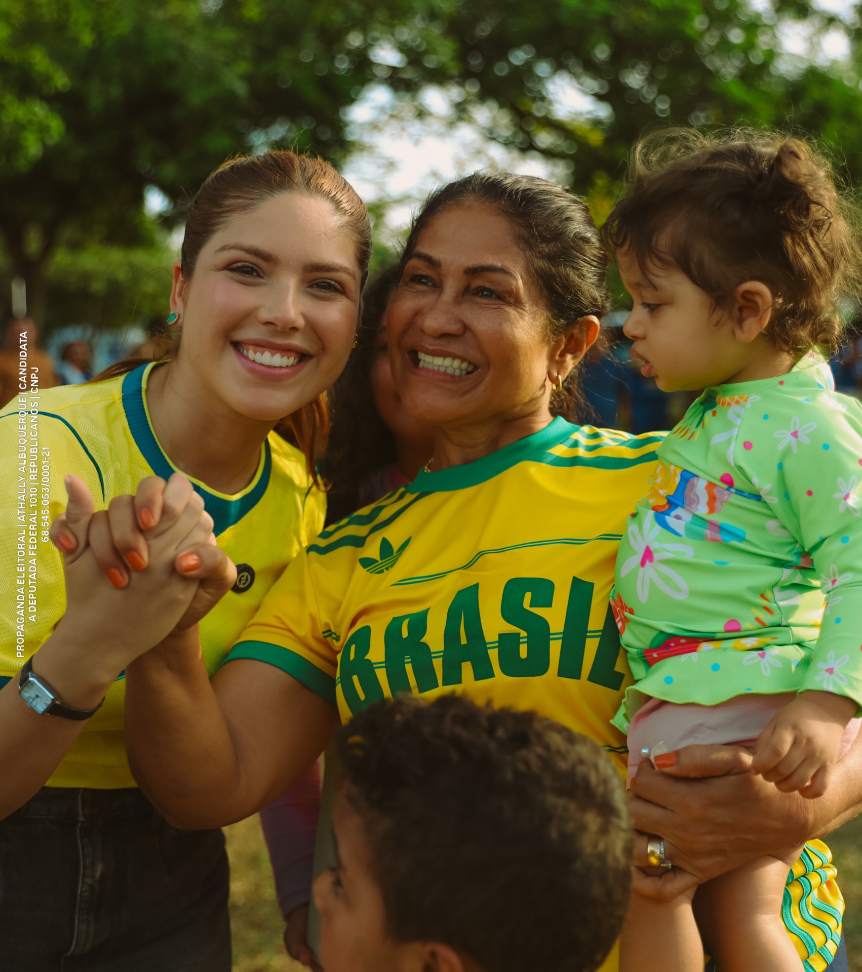 Athally ao lado de uma mulher e uma criança durante encontro com famílias